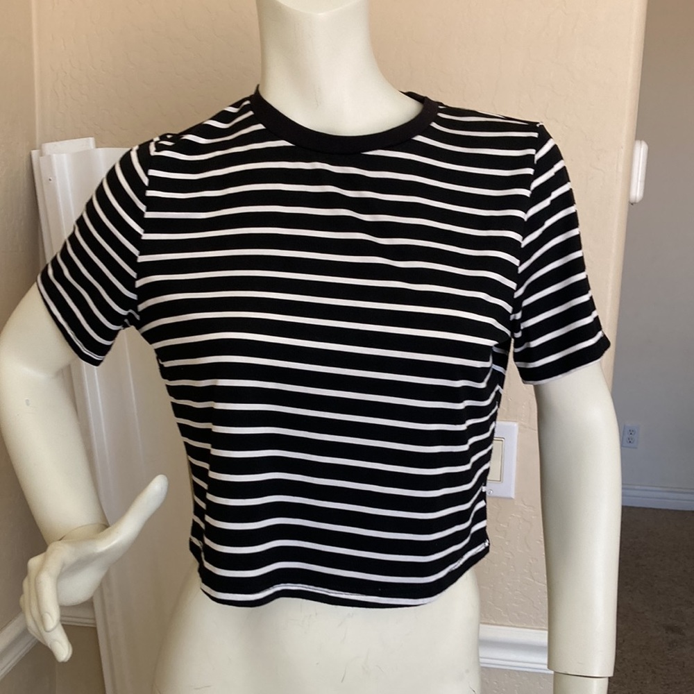 She in women’s crop top - Picture 2 of 2